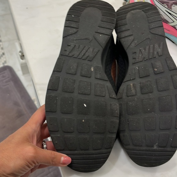 Nike sneakers size 9 - Picture 4 of 5